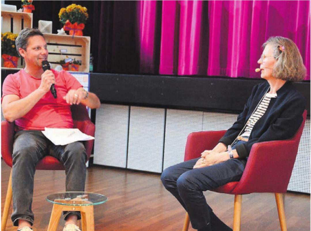 Moderator Simon Libsig wollte von Verena Schütz wissen, wie viel Autobiografisches in der Textfigur der Nelly enthalten ist. Moderator Simon Libsig wollte von Verena Schütz wissen, wie viel Autobiografisches in der Textfigur der Nelly enthalten ist.