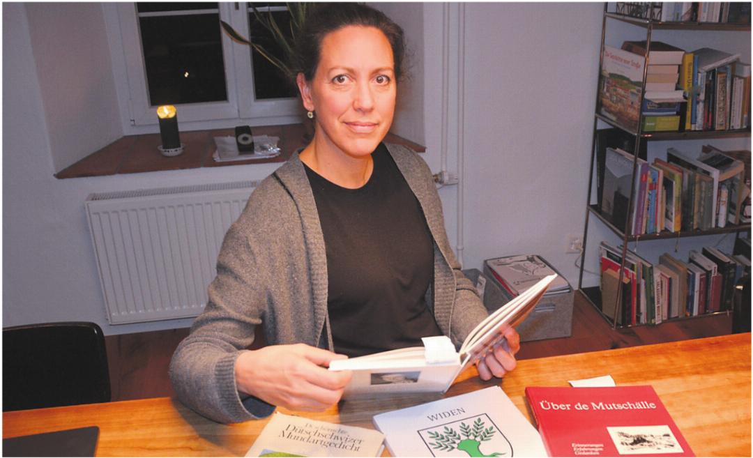 Karin Hebeisen erhält immer wieder Bücher mit Geschichten. Diese und mündliche Überlieferungen bilden die Basis für ihre Lieder. Bild: Roger Wetli Karin Hebeisen erhält immer wieder Bücher mit Geschichten. Diese und mündliche Überlieferungen bilden die Basis für ihre Lieder. Bild: Roger Wetli