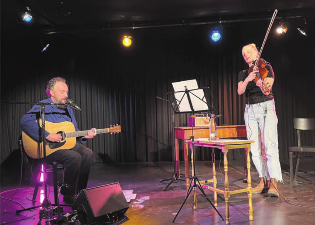 Songwriter Stephen Burch mit Violinistin Sophia Basler spielte im Sternensaal auf. Songwriter Stephen Burch mit Violinistin Sophia Basler spielte im Sternensaal auf.