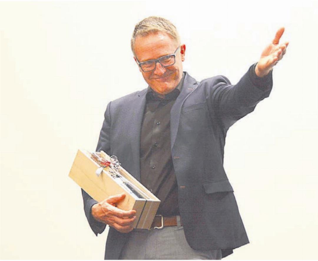 Ammann Arsène Perroud verabschiedete sich mit Stil, Würde und ganz viel Dankbarkeit von seinem Amt und den vielen Menschen, die ihn begleitet haben. Ammann Arsène Perroud verabschiedete sich mit Stil, Würde und ganz viel Dankbarkeit von seinem Amt und den vielen Menschen, die ihn begleitet haben.