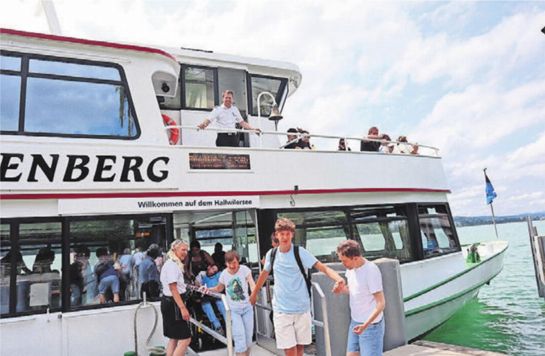 Die Passagiere werden nach dem Anlegen freundlich verabschiedet und beim Verlassen des Schiffes von oben herab gezählt. Die Passagiere werden nach dem Anlegen freundlich verabschiedet und beim Verlassen des Schiffes von oben herab gezählt.
