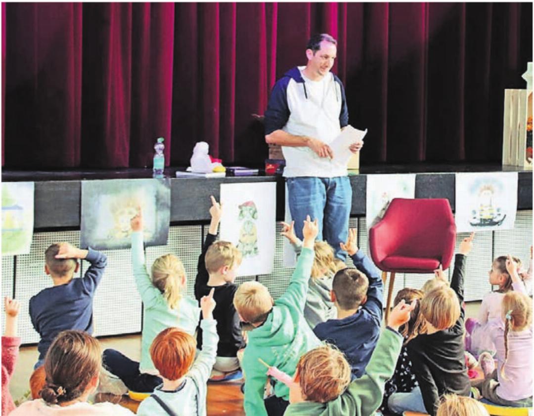 Startschuss für die Kleinsten: Autor Stefan Sprenger liest den 40 Kindern (und 50 Begleitpersonen) aus seinem Kinderbuch «Chnorrlimorrli» vor. Bild: Adrian Humbel Startschuss für die Kleinsten: Autor Stefan Sprenger liest den 40 Kindern (und 50 Begleitpersonen) aus seinem Kinderbuch «Chnorrlimorrli» vor. Bild: Adrian Humbel