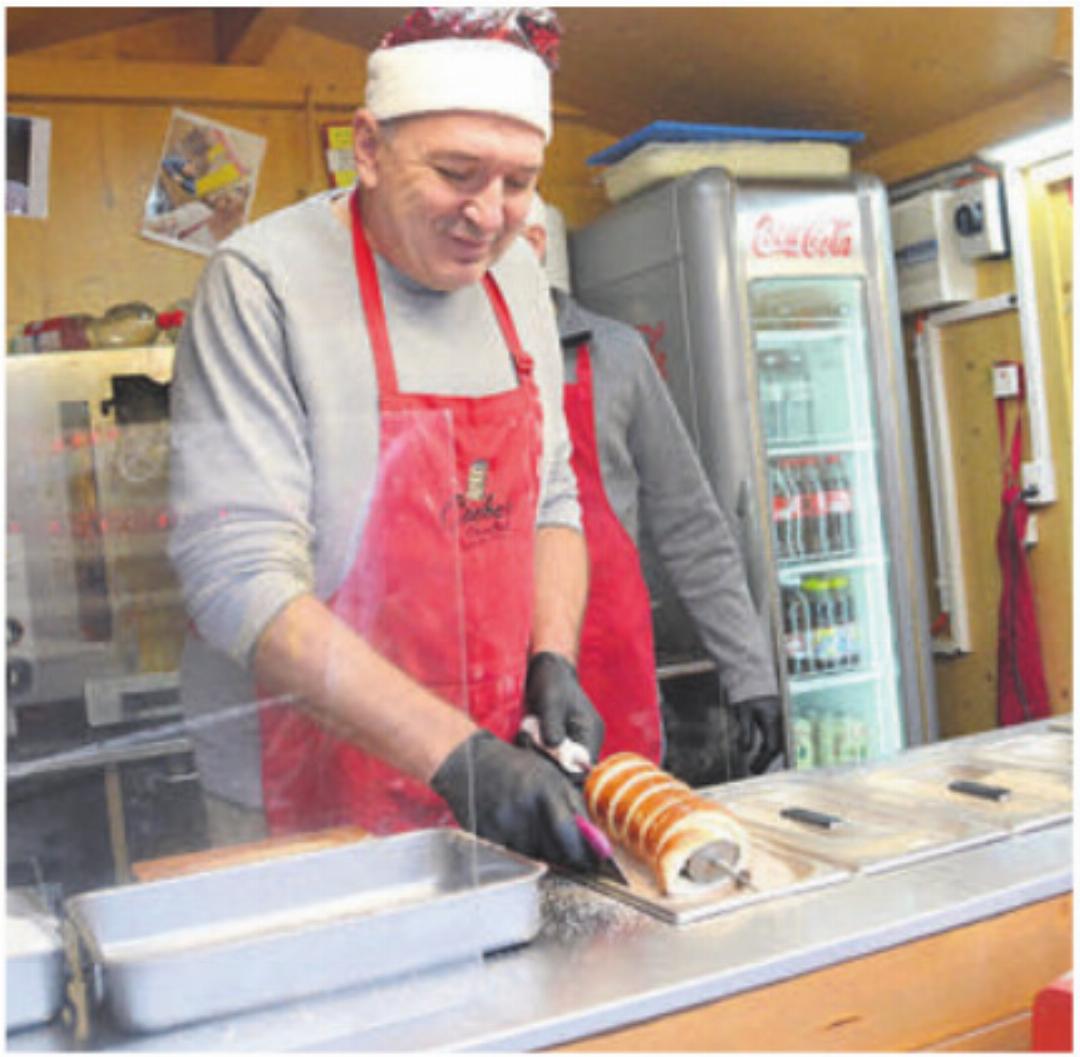 Kulinarischer Genuss: Der Striezelkönig hatte alle Hände voll zu tun. Kulinarischer Genuss: Der Striezelkönig hatte alle Hände voll zu tun.