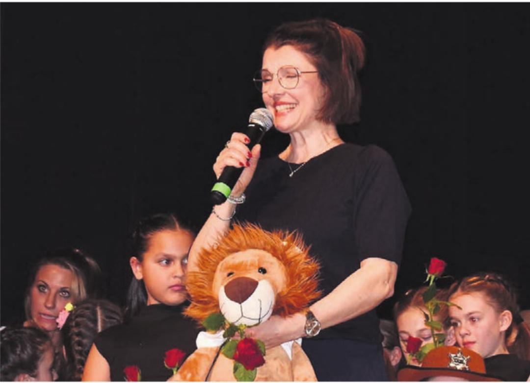 Tanzlehrerin Christel Hell freute sich über die gelungene Aufführung. In Gedanken ist sie bereits am Zusammenstellen der nächsten. Tanzlehrerin Christel Hell freute sich über die gelungene Aufführung. In Gedanken ist sie bereits am Zusammenstellen der nächsten.