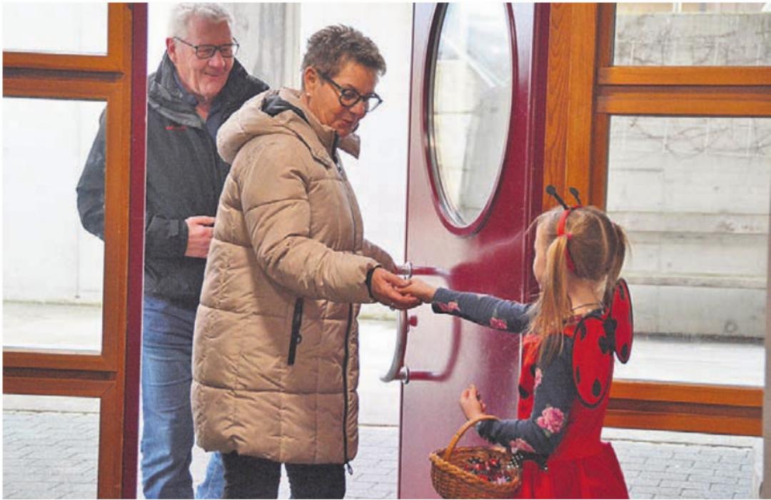 Ein toller Empfang – mit Schokoladen-Glückskäfer für alle. Bilder: Annemarie Keusch Ein toller Empfang – mit Schokoladen-Glückskäfer für alle. Bilder: Annemarie Keusch