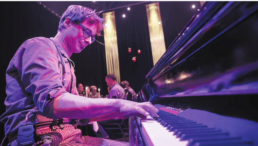 Der Wohler Musiker und Komponist gehört seit der ersten Ausgabe des Varieté zum Team und hat bislang noch keine einzige Vorstellung verpasst. Der Wohler Musiker und Komponist gehört seit der ersten Ausgabe des Varieté zum Team und hat bislang noch keine einzige Vorstellung verpasst.