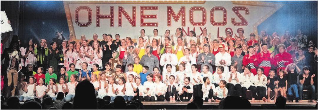 Verdienter Schlussapplaus nach einer tollen Show: Der STV Niederwil bot dem Publikum viel Spektakel. Bilder: Stefan Hotz Verdienter Schlussapplaus nach einer tollen Show: Der STV Niederwil bot dem Publikum viel Spektakel. Bilder: Stefan Hotz