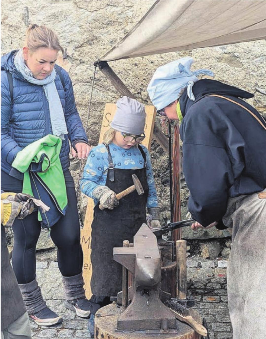 Am Markt der Vielfalt kann sich der Nachwuchs sogar beim Schmieden mit dem heissen Eisen versuchen. Am Markt der Vielfalt kann sich der Nachwuchs sogar beim Schmieden mit dem heissen Eisen versuchen.