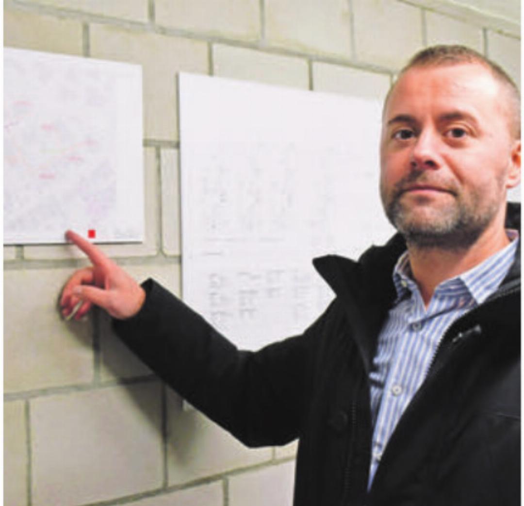 Vom Denner bis zum Kino Rex: Projekleiter Drilon Bajrami zeigt das Gebiet, das vom neuen Wärmeverbund Zentrum abgedeckt wird. Vom Denner bis zum Kino Rex: Projekleiter Drilon Bajrami zeigt das Gebiet, das vom neuen Wärmeverbund Zentrum abgedeckt wird.