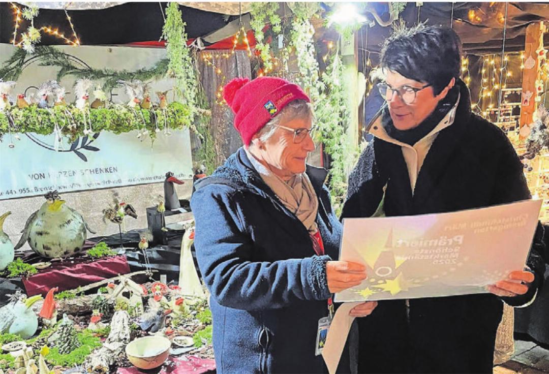 Christchindli-Märt-Präsidentin Sabina Glarner (l.) überreicht das Diplom «Prämiert». Christchindli-Märt-Präsidentin Sabina Glarner (l.) überreicht das Diplom «Prämiert».