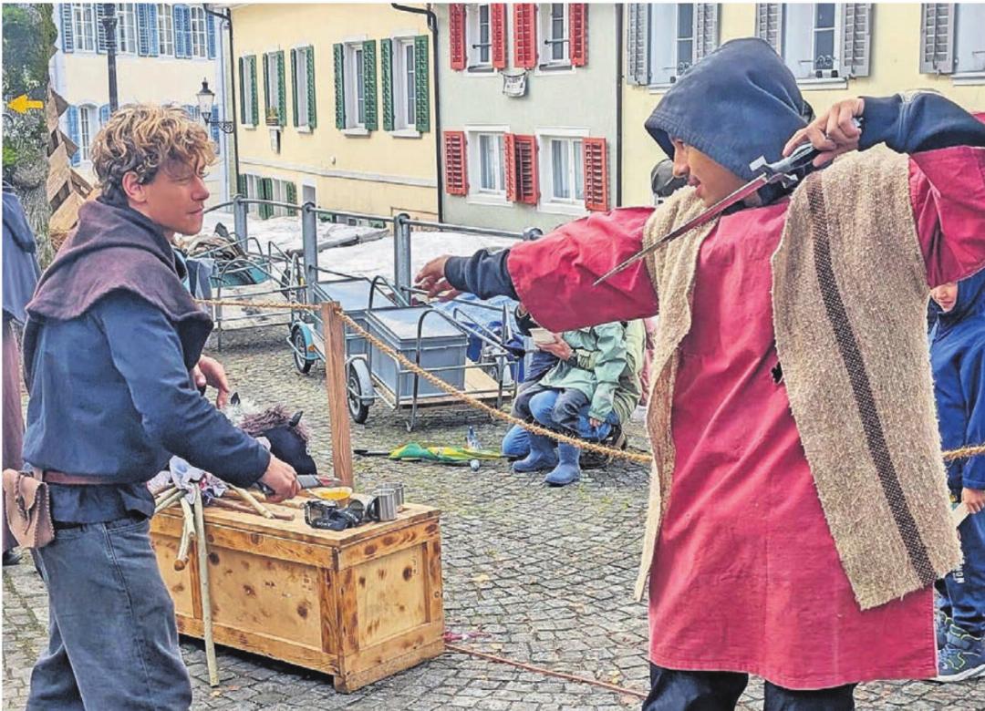 Das mittelalterliche Waffenarsenal verleitet diese beiden jungen Männer zu einem spontanen Duell. Das mittelalterliche Waffenarsenal verleitet diese beiden jungen Männer zu einem spontanen Duell.