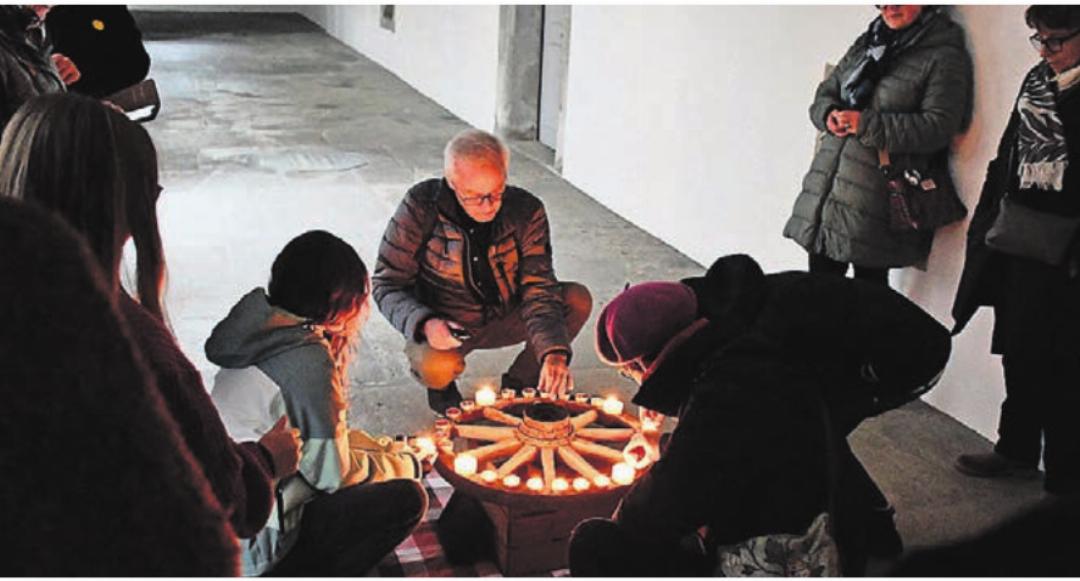 Benno Seiler, Bildmitte, und die Besucher des Rundgangs entzünden die Kerzen des Adventskranzes in der ursprünglichen Form, mit Kerzen für jeden Tag. Benno Seiler, Bildmitte, und die Besucher des Rundgangs entzünden die Kerzen des Adventskranzes in der ursprünglichen Form, mit Kerzen für jeden Tag.