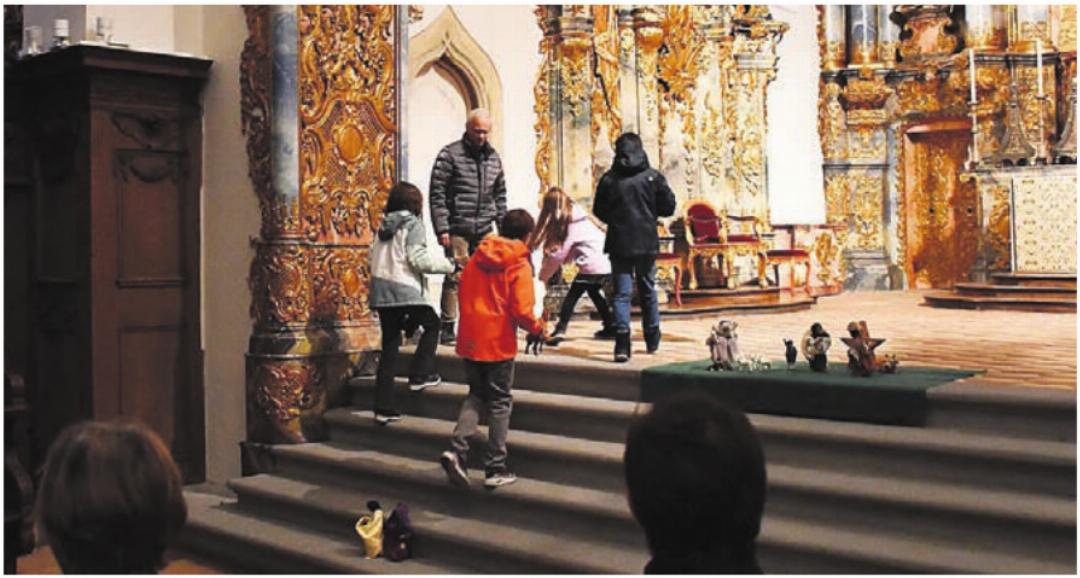 Während Benno Seiler, der die Führung leitete, die Weihnachtsgeschichte erzählt und jede Figur vorstellt, platzieren die Kinder diese auf dem Krippenplatz. Während Benno Seiler, der die Führung leitete, die Weihnachtsgeschichte erzählt und jede Figur vorstellt, platzieren die Kinder diese auf dem Krippenplatz.