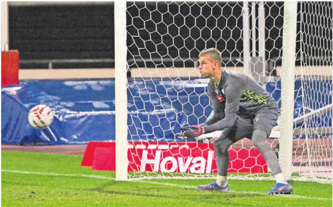 Direkt in die Hände. Concordia-Goalie Simon Caillet bleibt stehen und fängt den Elfmeter von Kaan Yilmaz ab. Direkt in die Hände. Concordia-Goalie Simon Caillet bleibt stehen und fängt den Elfmeter von Kaan Yilmaz ab.