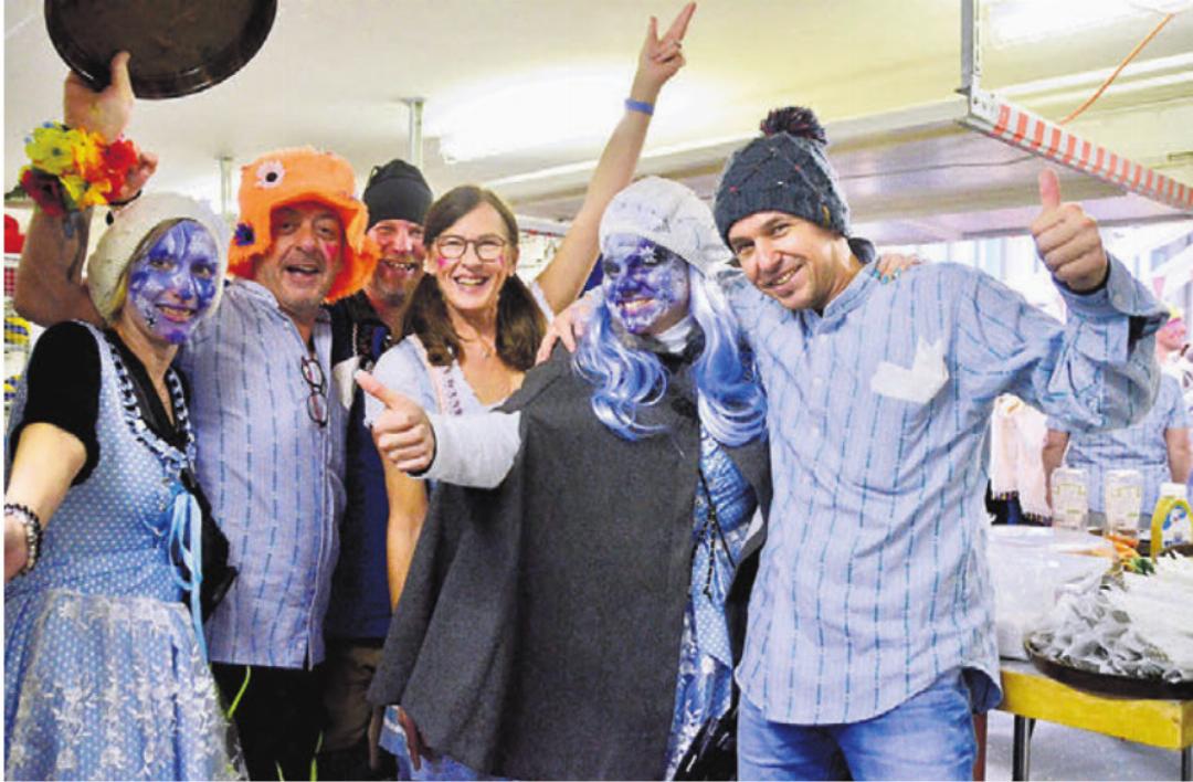 Freude bei Schultheissin Katja Fahler (2. v.r.) und einigen der vielen Mitanpackenden. Freude bei Schultheissin Katja Fahler (2. v.r.) und einigen der vielen Mitanpackenden.