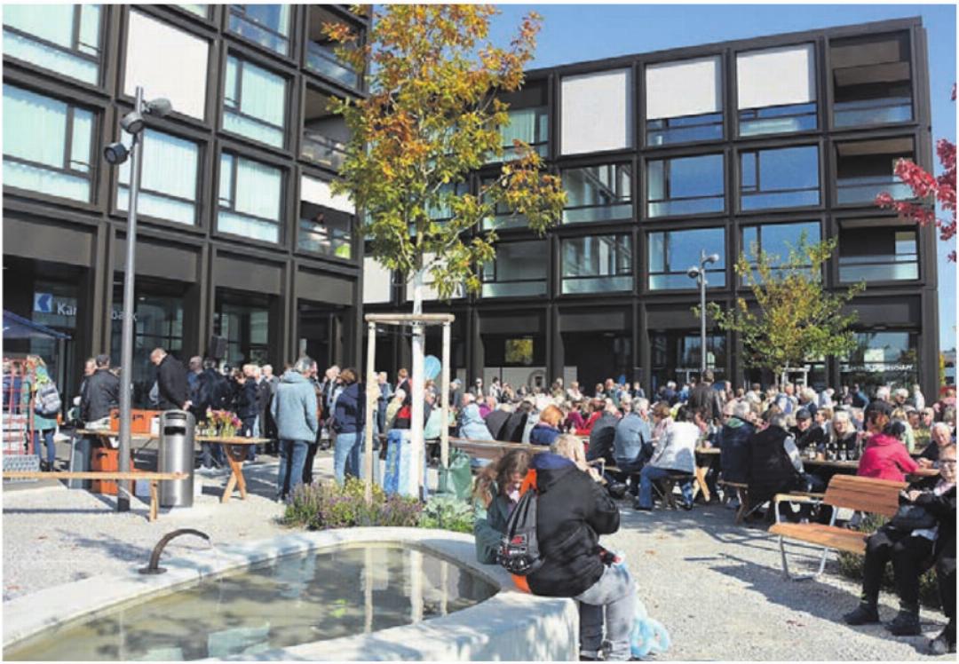 Auf dem Mutschellenplatz hat es genügend Freiraum für kulturelle Anlässe und Aktivitäten – dies bewies die Einweihungsfeier allemal. Auf dem Mutschellenplatz hat es genügend Freiraum für kulturelle Anlässe und Aktivitäten – dies bewies die Einweihungsfeier allemal.