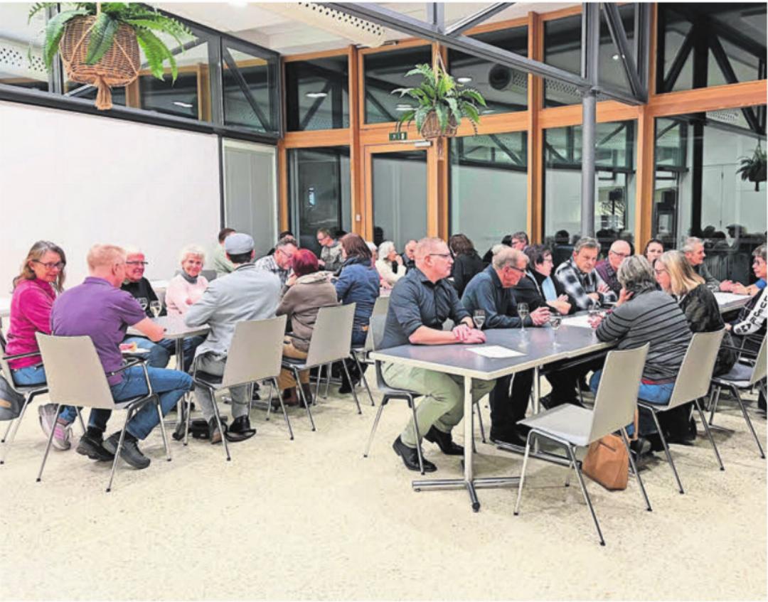 In Diskussionsgruppen der einzelnen Kirchgemeinden wurden im Bremgarter Restaurant JoJo Pro und Kontra einer möglichen Fusion erarbeitet. In Diskussionsgruppen der einzelnen Kirchgemeinden wurden im Bremgarter Restaurant JoJo Pro und Kontra einer möglichen Fusion erarbeitet.