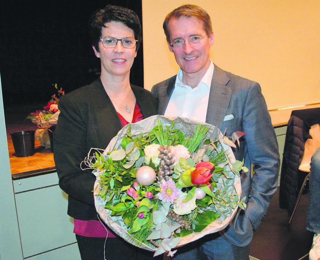 Frau Vizeammann Gabriela Bader-Füglistaler erhielt von Gemeindeammann Ilias Läber Blumen. Bild: Roger Wetli Frau Vizeammann Gabriela Bader-Füglistaler erhielt von Gemeindeammann Ilias Läber Blumen. Bild: Roger Wetli