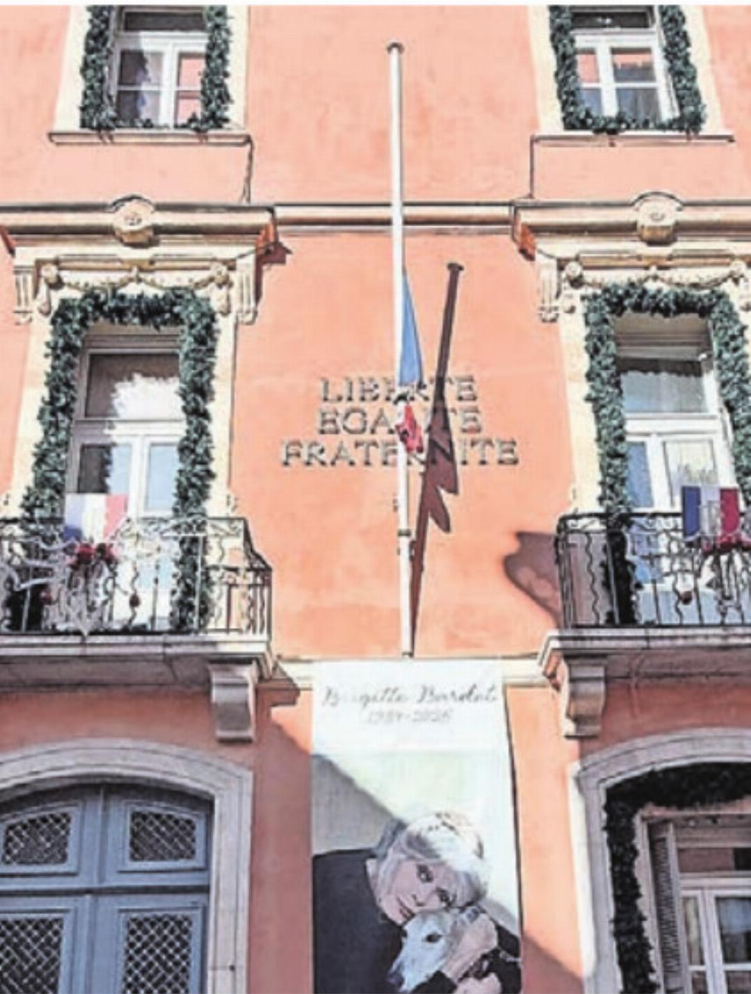 Beim Rathaus ist die Fahne auf Halbmast. Beim Rathaus ist die Fahne auf Halbmast.