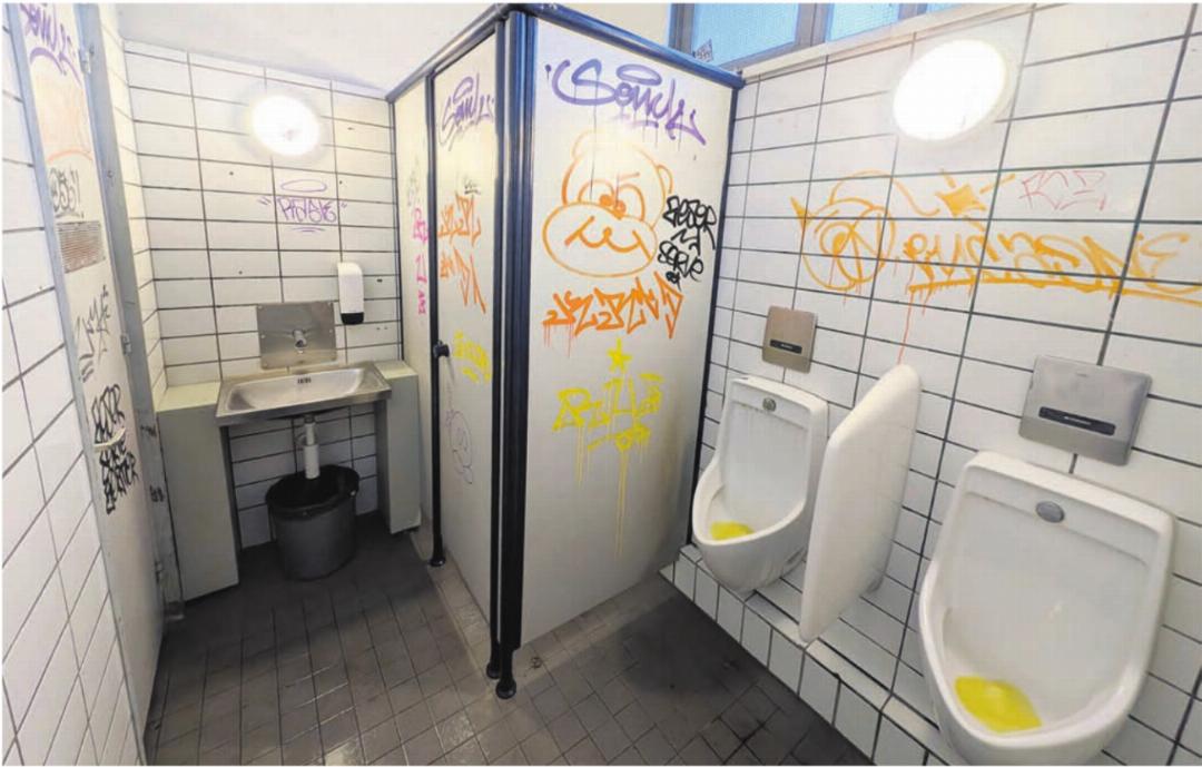 Die Toilette auf dem Obertor-Platz wird immer wieder Opfer von Vandalismus aller Art. Bilder: Marco Huwyler Die Toilette auf dem Obertor-Platz wird immer wieder Opfer von Vandalismus aller Art. Bilder: Marco Huwyler