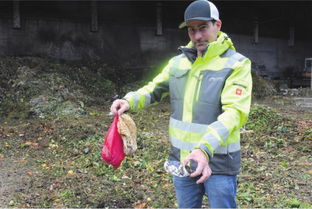 Während des Rundgangs greift Fabian Wurz schnell ins ausgebreitete Grüngut und holt einiges an Restmüll heraus. «Mit der Zeit entwickelt man einen Blick dafür», sagt der Geschäftsführer. Bild: Chregi Hansen Während des Rundgangs greift Fabian Wurz schnell ins ausgebreitete Grüngut und holt einiges an Restmüll heraus. «Mit der Zeit entwickelt man einen Blick dafür», sagt der Geschäftsführer. Bild: Chregi Hansen