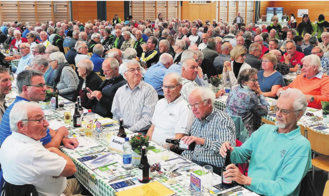 Die 450 Turnveteranen aus dem ganzen Kanton genossen das gemütliche Zusammensein und das Wiedersehen in der Niederwiler Mehrzweckhalle. Bilder: zg Die 450 Turnveteranen aus dem ganzen Kanton genossen das gemütliche Zusammensein und das Wiedersehen in der Niederwiler Mehrzweckhalle. Bilder: zg