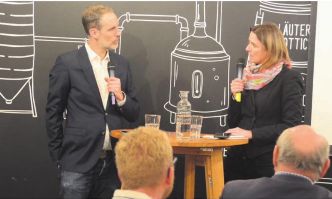 Zum Auftakt des Abends interviewte die frühere SRF-Auslandkorrespondentin und heutige Bereichsleiterin Henriette Engbersen ihren Fernsehkollegen Arthur Honegger. Zum Auftakt des Abends interviewte die frühere SRF-Auslandkorrespondentin und heutige Bereichsleiterin Henriette Engbersen ihren Fernsehkollegen Arthur Honegger.