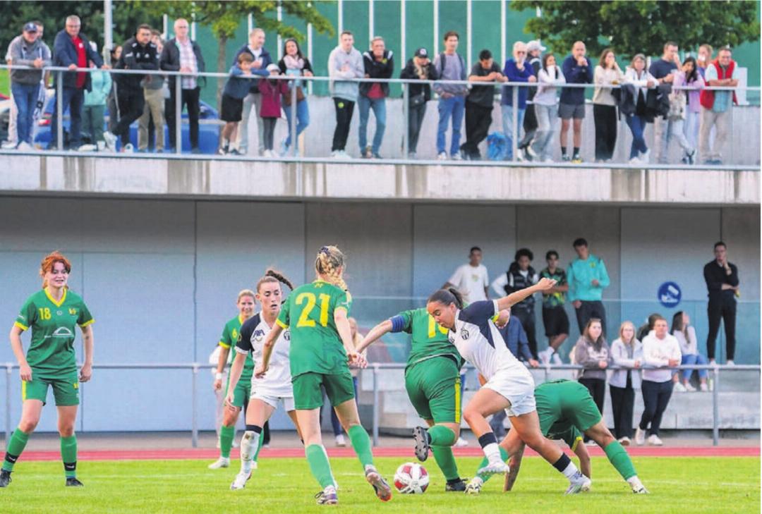 Mutschellen empfängt die FCZ-Frauen. Von links die Mutschellerinnen Samira Matsch (Nummer 18), Melani Herzog (6), Samira Bertsch (21) und Captain Sina Koller gegen die Zürcherinnen Luisa Annette Blumenthal und Nevia Stoob (am Ball). Bilder: Andy Müller Mutschellen empfängt die FCZ-Frauen. Von links die Mutschellerinnen Samira Matsch (Nummer 18), Melani Herzog (6), Samira Bertsch (21) und Captain Sina Koller gegen die Zürcherinnen Luisa Annette Blumenthal und Nevia Stoob (am Ball). Bilder: Andy Müller