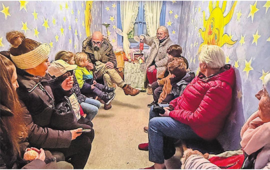 Neben dem Samichlaus, dem Karussell, Kerzenziehen und Kleintierzoo gab es für die kleinsten Besucherinnen und Besucher auch Märlistunden im Adventshüsli. Neben dem Samichlaus, dem Karussell, Kerzenziehen und Kleintierzoo gab es für die kleinsten Besucherinnen und Besucher auch Märlistunden im Adventshüsli.