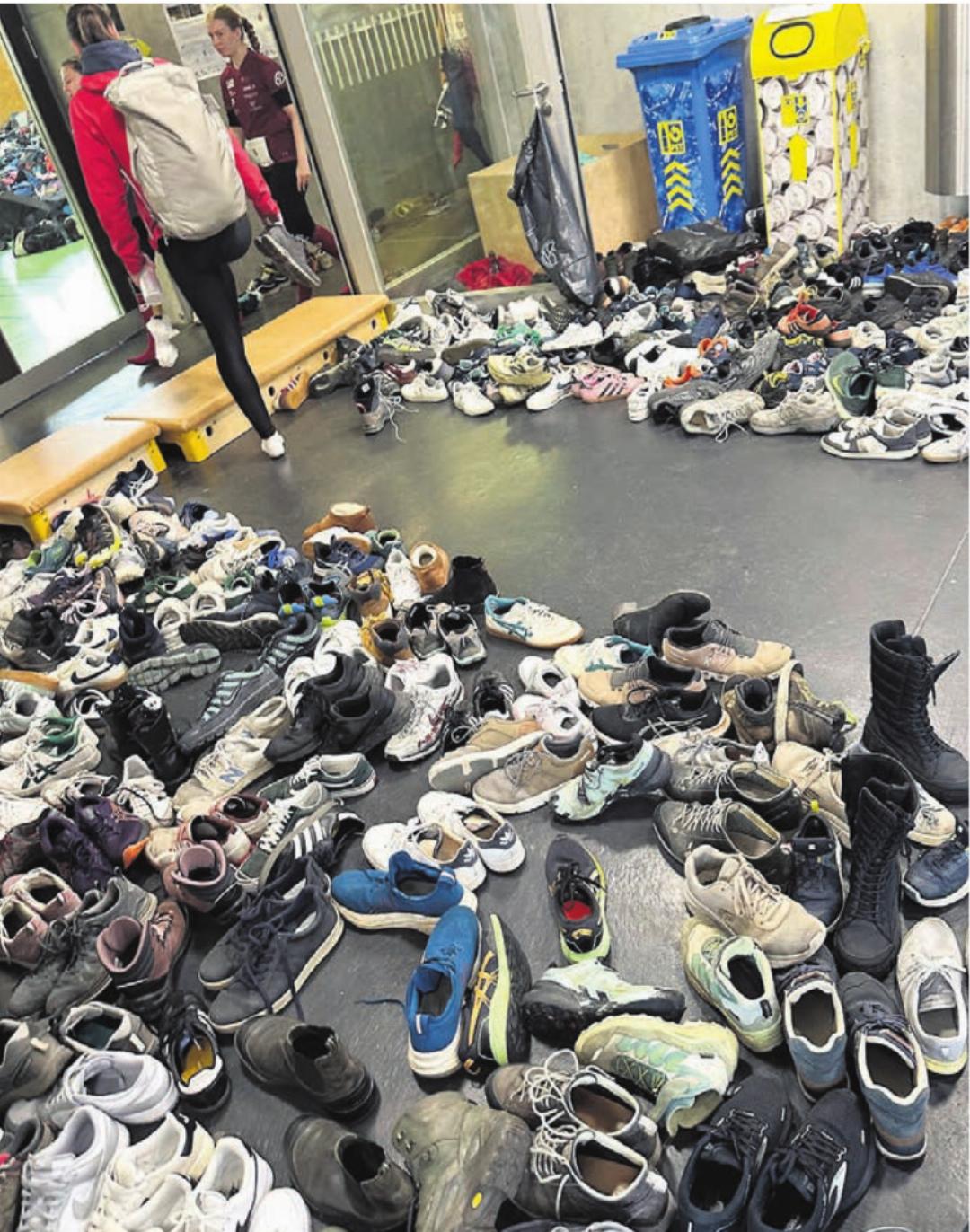 Ein seltenes Bild im Eingangsbereich bei der Isenlauf-Halle. Die Teilnehmer mussten die Schuhe im Foyer ausziehen. Über 2400 Schuhe waren anzutreffen. Ein seltenes Bild im Eingangsbereich bei der Isenlauf-Halle. Die Teilnehmer mussten die Schuhe im Foyer ausziehen. Über 2400 Schuhe waren anzutreffen.