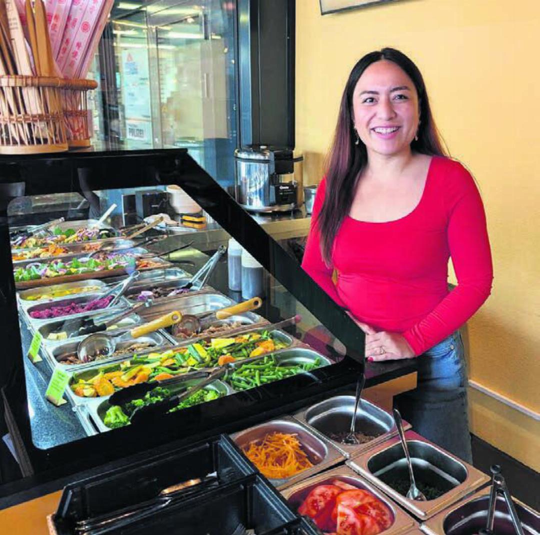 Neben ihrem Gesangsauftritt wird sie am Reussfoodfestival auch hinter dem Tresen des philippinischen Foodstandes stehen. Bilder: zg / Marco Huwyler Neben ihrem Gesangsauftritt wird sie am Reussfoodfestival auch hinter dem Tresen des philippinischen Foodstandes stehen. Bilder: zg / Marco Huwyler