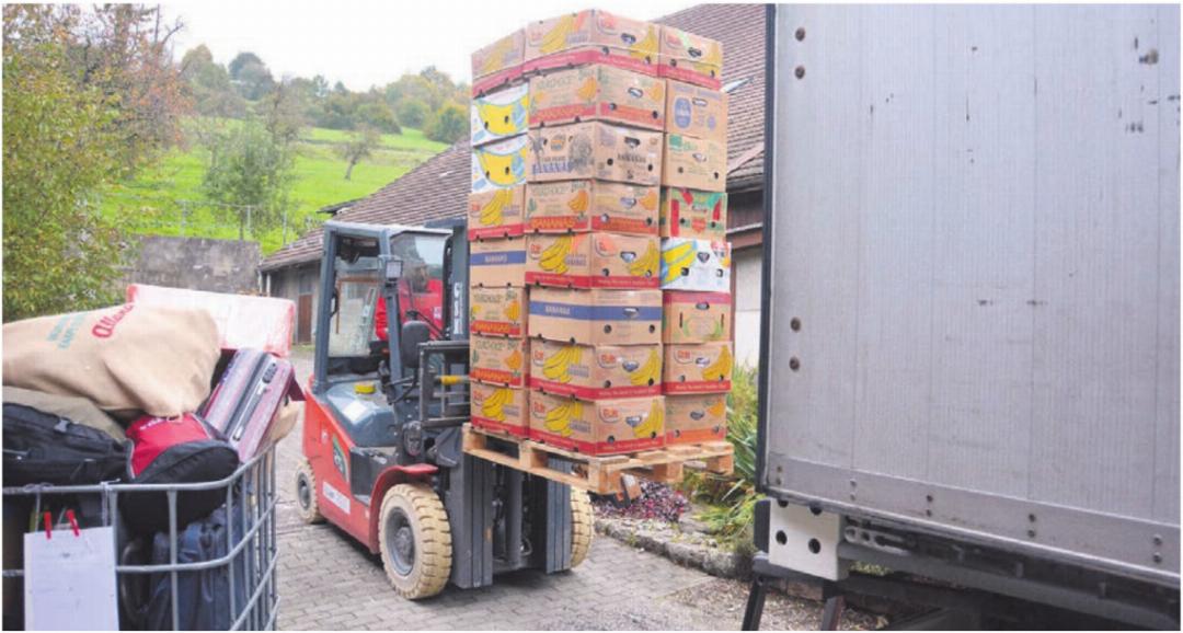 Mittels Gabelstapler werden die Bananenkisten in den Lastwagen gehievt. Dort packen weitere Helfer sie von der Palette weg. Mittels Gabelstapler werden die Bananenkisten in den Lastwagen gehievt. Dort packen weitere Helfer sie von der Palette weg.