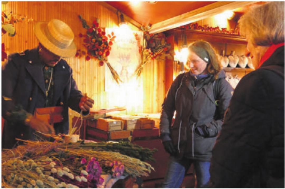 Auch die Verpackung muss stimmen: Ein Standbetreiber nimmt sich Zeit, die gekaufte Ware schön zu verzieren. Auch die Verpackung muss stimmen: Ein Standbetreiber nimmt sich Zeit, die gekaufte Ware schön zu verzieren.