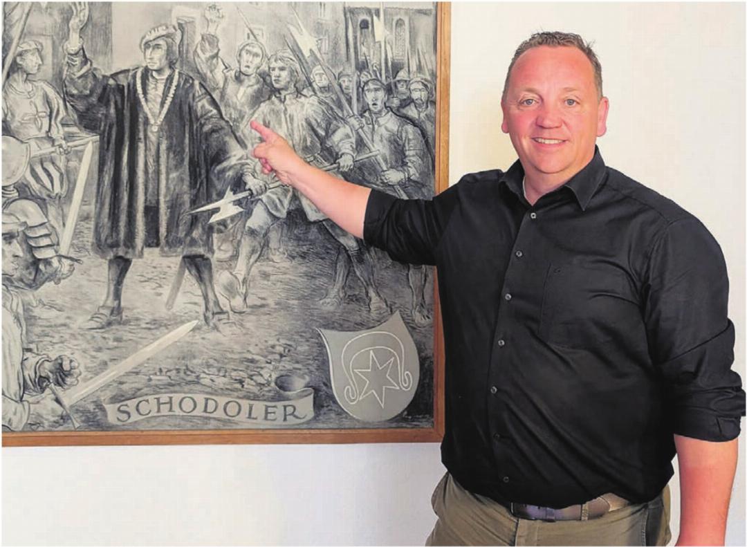 Ein Vorbild, dem der historisch interessierte Stadtammann gerne nacheifert. Stephan Troxler vor dem Rathaus-Gemälde des berühmten Bremgarter Chronisten, Stadtschreibers und später Schultheissen Werner Schodoler (1490–1541). Bild: Marco Huwyler Ein Vorbild, dem der historisch interessierte Stadtammann gerne nacheifert. Stephan Troxler vor dem Rathaus-Gemälde des berühmten Bremgarter Chronisten, Stadtschreibers und später Schultheissen Werner Schodoler (1490–1541). Bild: Marco Huwyler