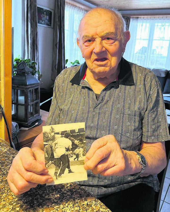 Ury Meyer zeigt ein Bild vom Eidgenössischen 1972. Meyer bringt David Roschi (der später Schwingerkönig wurde) an den Rand einer Niederlage. Bilder: Stefan Sprenger / zg