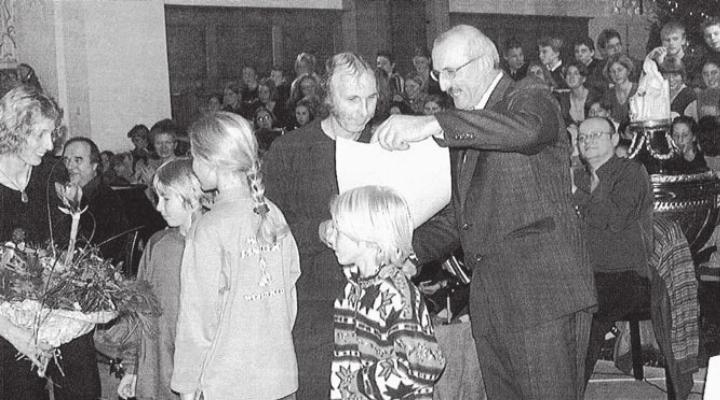 Christian Müller (rechts), Gemeinderat und Präsident der Kulturkommission, überreicht den ersten Wohler Kulturpreis an Adrian Heimgartner. Bild: Archiv
