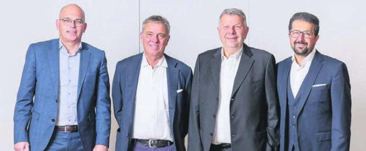 Nach der Vertragsunterzeichnung (von links): Philippe Scherer (CEO Peter Wiederkehr Holding AG), Tobias Thommen (Delegierter des Verwaltungsrats der Thommen Group AG), Peter Wiederkehr (Inhaber Peter Wiederkehr Holding AG) und Pouyan Dardashti (CEO Thommen Group AG). Bild: zg