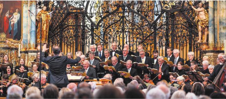 Mit grosser Leidenschaft am Werk: die Sängerinnen und Sänger des Singkonvents Freiamt in der Klosterkirche Muri. Bilder: Elias Denzler