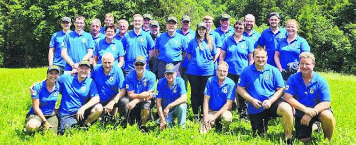 Gruppenbild der Boswiler Schützinnen und Schützen beim Schiessstand in Vättis. Bild: zg