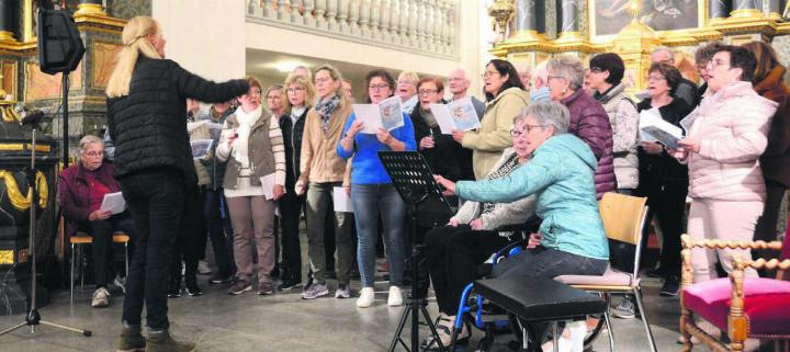 Gesanglich klappt es schon gut: Der Chor unter der Leitung von Brigitte Koch zeigt in der Probe sein grosses Können. Bilder: Chregi Hansen