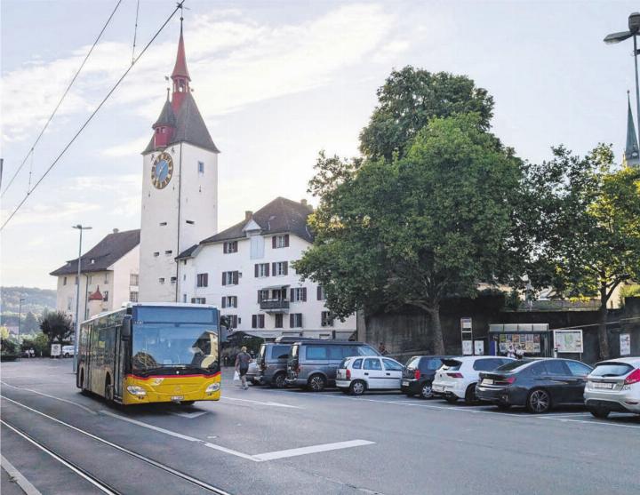 Bus, Zug, Auto, Fussgänger – der Obertorplatz wird heute vielfältig genutzt – wobei sich die Verkehrsteilnehmenden gegenseitig einschränken und ein Sicherheitsrisiko darstellen. Das ist so nicht mehr gesetzeskonform. Wie auch die (beim Bus nicht vorhandenen) Einstiegsmöglichkeiten, die dem Behindertengleichstellungsgesetz zuwiderlaufen. Bild: Marco Huwyler