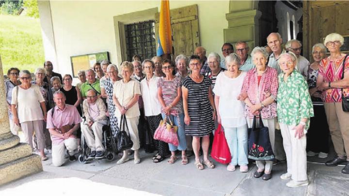 Gruppenbild der Mitglieder des Lourdespilgervereins bei der Wallfahrtskirche Bild: zg