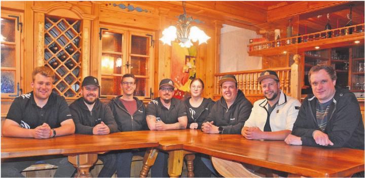 Sie freuen sich auf eine grandiose Sousiwanderung: (v. l.) Pascal Käppeli, Patrick Mairinger (OK-Präsident), Jean-Marc Berchtold (Initiant), Fabian Stalder (Präsident Sädelgeischter), Sarah Gander, Christoph Fankhauser, Severin Wertli und Patrick Reichmuth (Präsident Sousiwanderung). Bild: Roger Wetli