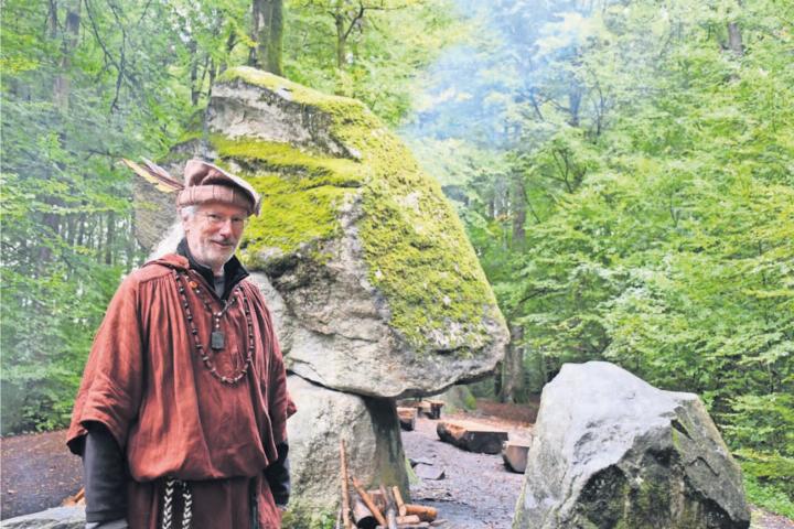 Weil die verschiedenen Posten unter dem Regen gelitten haben, wurde der Erdmannlistein zur Hauptattraktion: Geschichtenerzähler Christoph Bruggisser weiss einiges über den 60-Tonnen-Brocken. Bilder: Daniel Marti