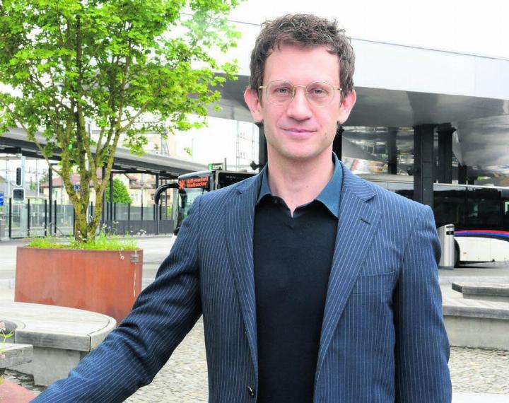 Vor 20 Jahren hat Stefan Heeb die Deutschweiz verlassen, letztes Jahr kehrte er nach Zürich zurück. Regelmässig kommt er auch ins Freiamt, um seine Mutter zu besuchen. Darum kennt er auch den Busbahnhof in Wohlen bestens. Bild: Chregi Hansen