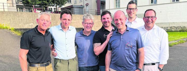 Eine illustre Truppe (v. l.): Christoph Koch (scheidender Präsident), Pascal Jenny (Verbandspräsident), Hansi Koch, Andreas Stierli, Martin Laubacher, Daniel Eberli (neuer Präsident) und Frank Koch. Bild: spr
