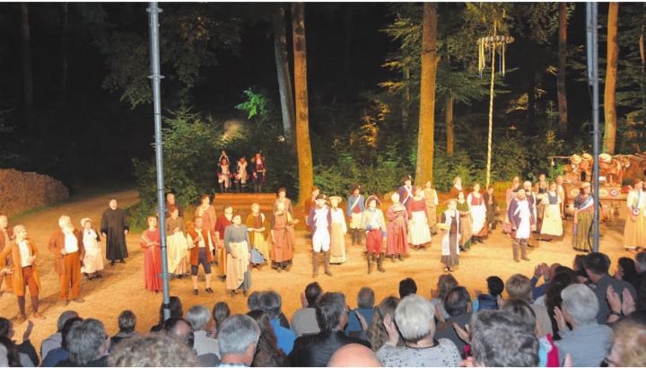 Vor zehn Jahren war die Lichtung beim Forsthaus bereits Schauplatz des Freilichtspiels «Emmetfeld». Ab August wird am gleichen Ort das neue Stück «Gwitternacht» aufgeführt. Bilder: Archiv