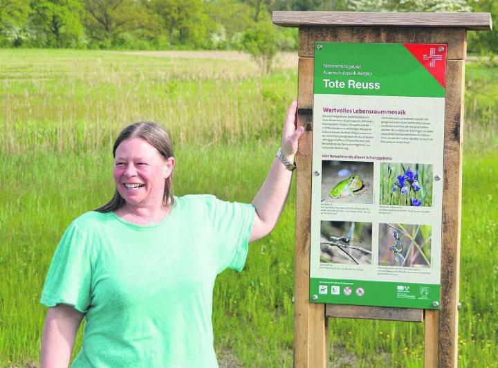 Pro-Natura-Aargau-Mitarbeiterin Ursina El Sammra stellte die neuen Tafeln vor. Bild: Roger Wetli