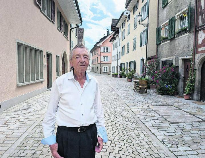 Heinz Koch inmitten der Gasse, wo er aufwuchs. Er nimmt uns mit in das Bremgarten seiner Kindheit. Bild: Marco Huwyler