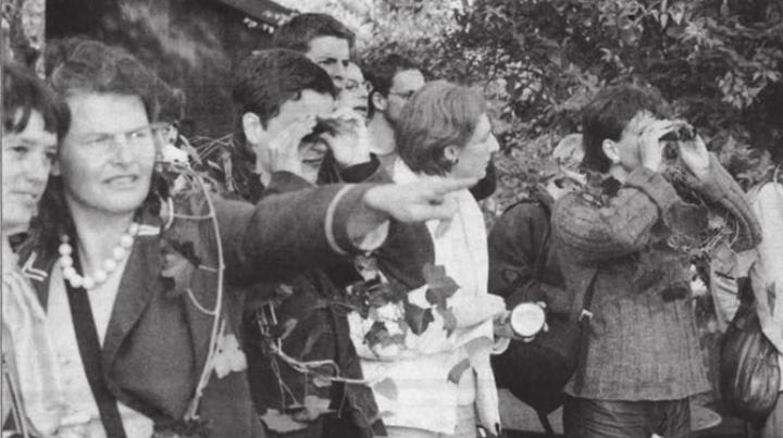 Keine Kunst zum Anfassen: Eine Performance kann nur aus der Ferne verfolgt werden. Bild: Archiv